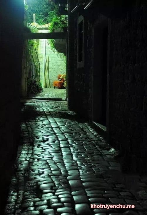 Cô Gái Trong Lồng